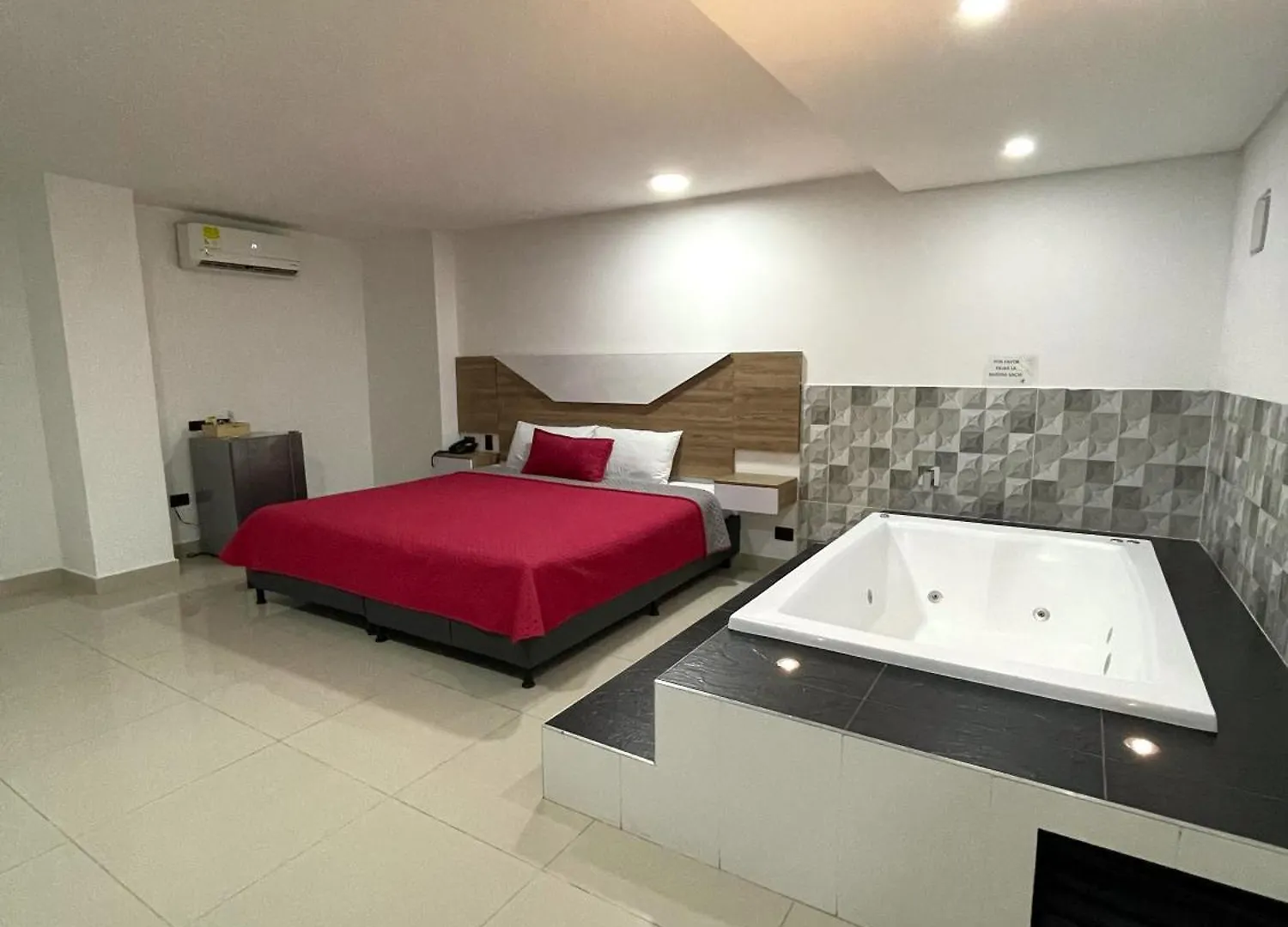 Hotel Ofix Μεντεγίν